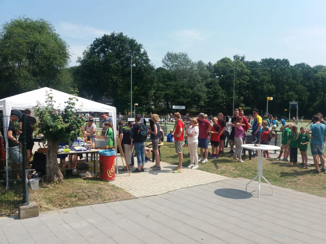 In de rij voor de snack tent
