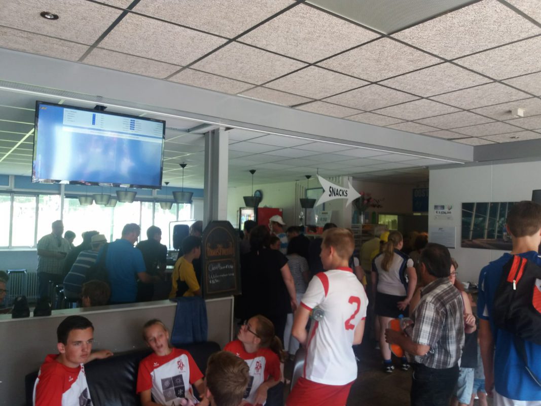Uitslagen kijken in de kantine